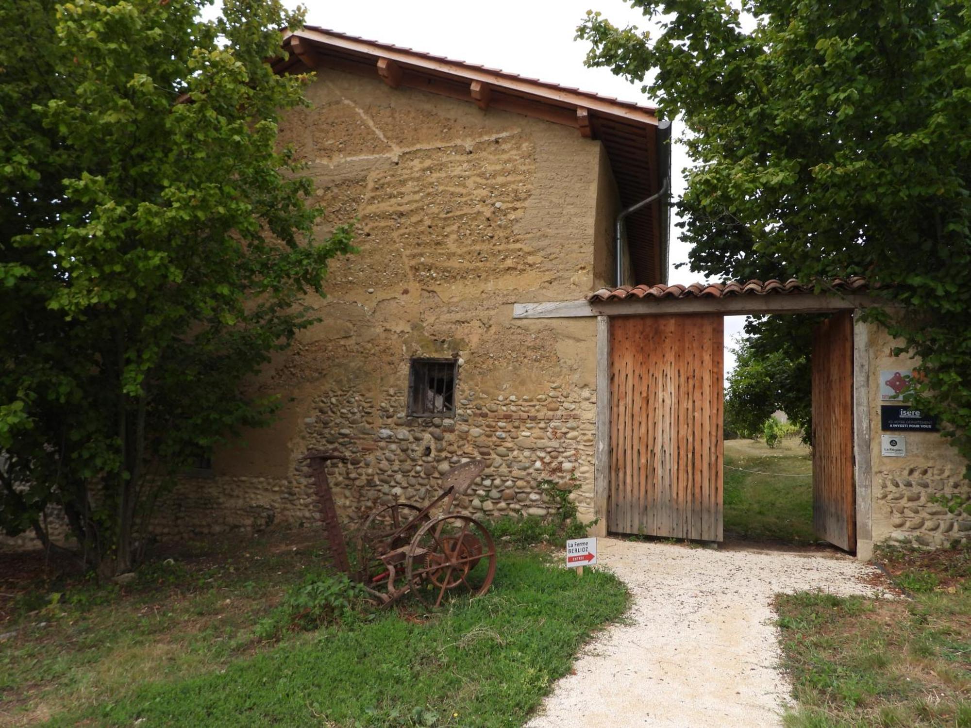 La Ferme De Berlioz Aparthotel La Cote-Saint-Andre Buitenkant foto